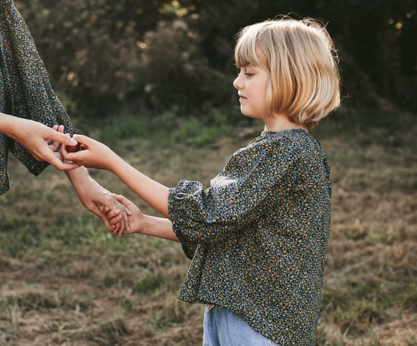 Dandelion Puff Blouse in Navy Flowers